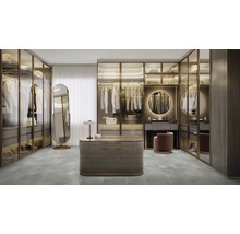 Begehbarer Kleiderschrank mit Spiegel, Kommode und Kleidung