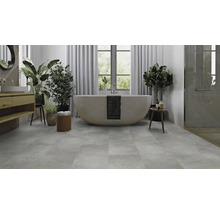 Helles Badezimmer mit freistehender Badewanne, Waschtisch, Pflanzen und ebenerdiger Dusche hinter Glas