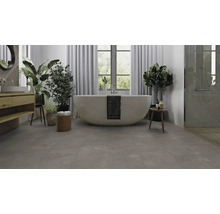 Helles Badezimmer mit freistehender Badewanne, Waschtisch und grauen Bodenfliesen für ein modernes Ambiente