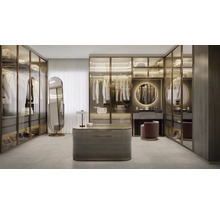 Begehbarer Kleiderschrank mit Glasfronten, ovalem Spiegel und Schminktisch mit runden Spiegeln