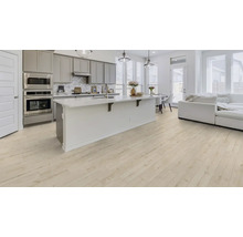 Heller Holzboden in einer modernen Küche mit Kochinsel und Wohnbereich.