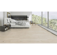 Heller Holzboden in einem Schlafzimmer mit Bett und Fensterfront