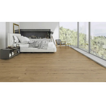 Heller Schlafzimmerraum mit Holzboden, Bett und großem Fenster