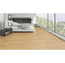 Heller Holzfußboden in einem modern eingerichteten Schlafzimmer mit Bett und Fensterfront.