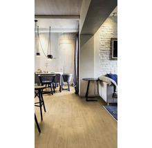 Heller Wohnraum mit Holzboden, Esstisch und Sofa.