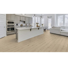 Helle Küche mit Laminatboden und Kücheninsel