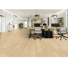 Büroraum mit hellem Laminatboden, Schreibtischen und Bürostühlen.