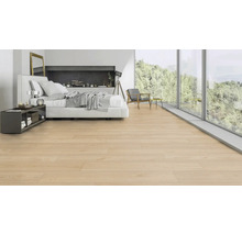 Heller Holzboden in einem Schlafzimmer mit Bett und großem Fenster