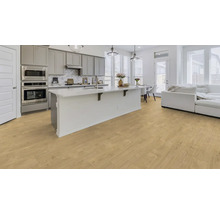 Heller Wohnraum mit Holzboden, Kücheninsel und Wohnbereich