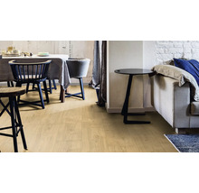 Helles Wohnzimmer mit Holzboden, Esstisch und Sofa.