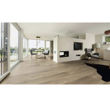 Heller Wohnraum mit Esstisch, Stühlen, grossem Fenster und hellem Holzboden