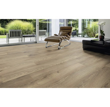 Heller Laminatboden in einem Wohnraum mit Sesseln und Blick ins Grüne