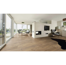 Heller Wohnraum mit Holzboden, Essbereich und Sitzecke