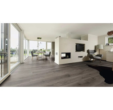 Heller Wohnraum mit grauem Holzboden, Esstisch und Sitzgelegenheit