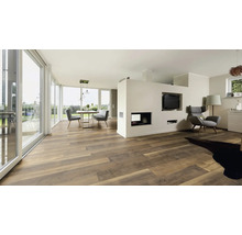 Helles Wohnzimmer mit Essbereich, Kamin, Fernseher und Holzfußboden.