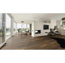 Heller Wohnraum mit Holzboden, Esstisch, Stühlen und Fernseher