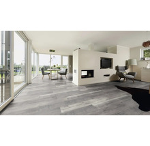 Heller Wohnraum mit grauem Laminatboden, Esstisch, Stühlen und Sitzecke