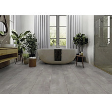 Modernes Badezimmer mit freistehender Badewanne, Waschtisch und großformatigen Fliesen