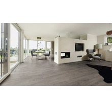 Heller Wohnraum mit Laminatboden, Esstisch und Stühlen.