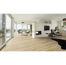 Heller Wohnraum mit Essbereich, Laminatboden und großen Fenstern