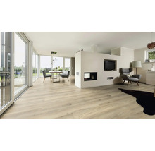 Helles Wohnzimmer mit Esstisch, Stühlen, Fernseher, Kamin und Laminatboden.