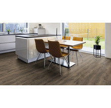 Helles Zimmer mit Laminatboden, Esstisch und Kücheninsel