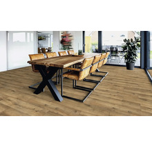 Heller Raum mit Esstisch, Stühlen und Holzboden