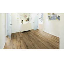 Heller Flur mit Laminatboden in Holzoptik, weißer Kommode und Dekoration