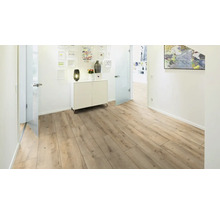 Heller Raum mit Laminatboden in Holzoptik, Kommode und Dekoration