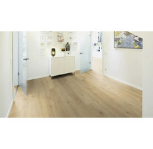 Heller Eingangsbereich mit Laminatboden in Holzoptik, weißer Kommode und Glastüren.