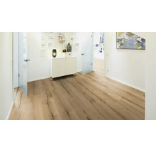 Heller Flur mit Holzboden, Kommode und Bildern an der Wand