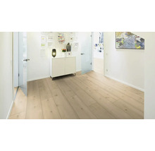 Heller Raum mit hellem Holzboden, Kommode und Glastüren