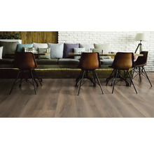 Innenraum mit Holzboden, Tischen und Stühlen