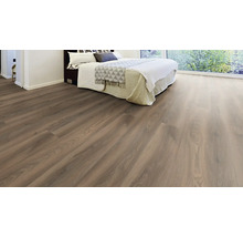 Helles Schlafzimmer mit Holzboden