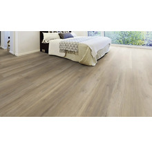 Schlafzimmer mit hellem Holzlaminatboden