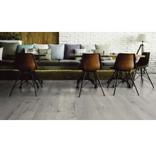 Heller Bodenbelag in einem Esszimmer mit Holztisch und Stühlen