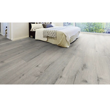 Heller Holzboden in einem Schlafzimmer mit Bett und Fenster.