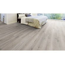 Heller Holzboden in einem Schlafzimmer mit Bett und Fenster