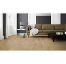 Heller Holzboden in einem Wohnzimmer mit Sofa und Tisch