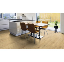 Heller Holzboden in einem modern eingerichteten Esszimmer mit Küchentheke, Esstisch und Stühlen.