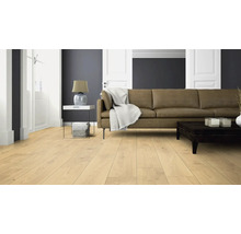 Wohnzimmer mit Holzboden, Sofa und Beistelltisch