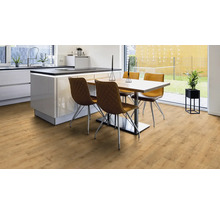 Heller Wohnraum mit Holzboden, Esstisch und Kücheninsel