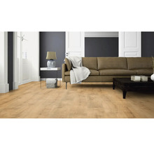 Wohnzimmer mit hellem Holzboden, Sofa und Dekoration