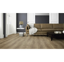 Wohnzimmer mit Laminatboden, Couch und Tisch