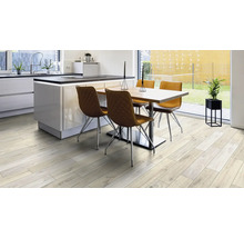 Heller Holzboden in modernem Esszimmer mit Küchentheke