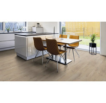 Heller Wohnraum mit Bodenbelag, Esstisch und Küchenzeile