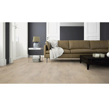 Wohnzimmer mit braunem Ledersofa und hellem Holzboden