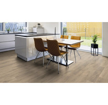 Helle Küche mit Esstisch und Holzboden