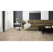 Wohnraum mit hellem Laminatboden, Sofa und Couchtisch.