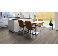 Helles Esszimmer mit Esstisch, Stühlen und Laminatboden.